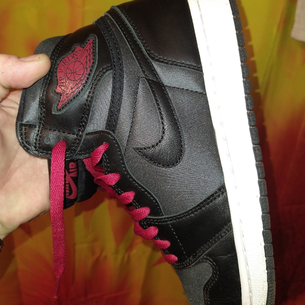 Air Jordan Retro 1 high OG black satin gym red